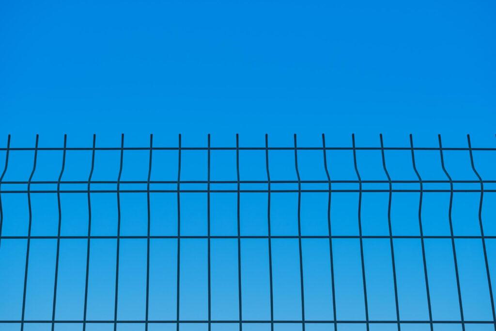 Gradil ou alambrado? Escolha a melhor tela para cercamento industrial